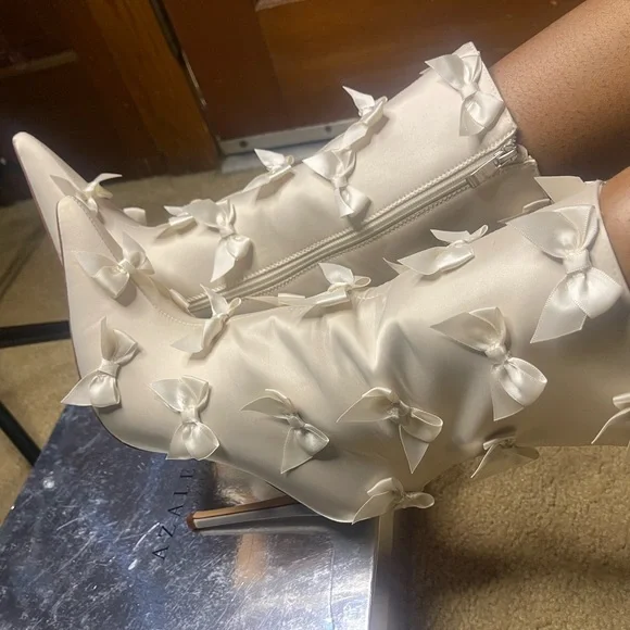 Elegant White Bow-Embellished Women's Boots - Picture 4 of 8